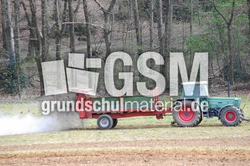 Traktor mit Düngewagen_2.jpg